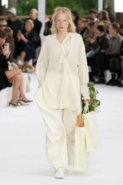 Look 18